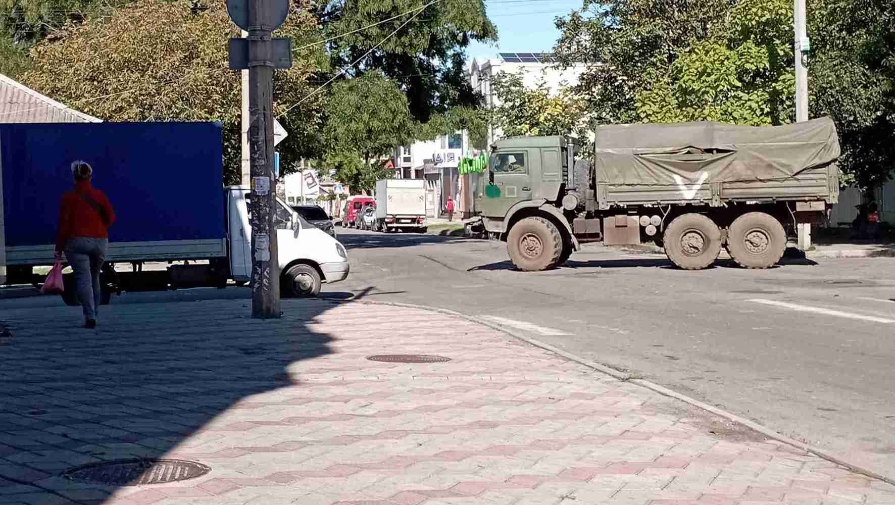 Російська техніка на вулицях окупованого Херсона у 2022 році